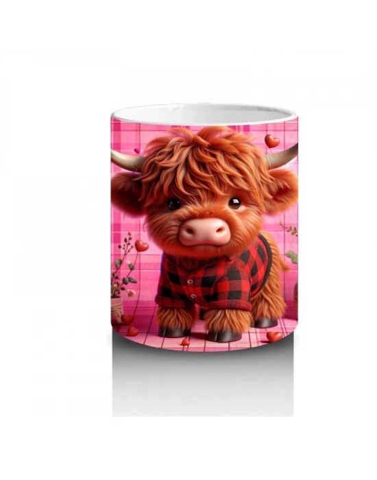 Ekose Zemin Üzerinde Kalpli Boynuzlu Sevimli İnek – Baskılı Kahve Kupası