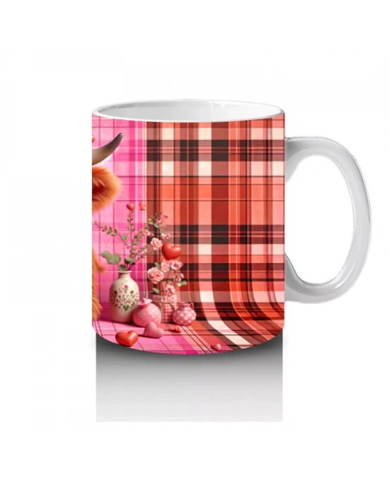 Ekose Zemin Üzerinde Kalpli Boynuzlu Sevimli İnek – Baskılı Kahve Kupası