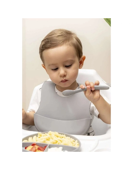 Gri 3’lü Silikon Yemek Seti – Önlük + Diş Kaşıyıcılı Kaşık + Vakumlu Tabak