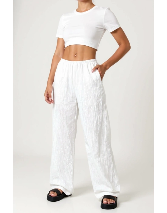 Kadın Beyaz Bol Kesim Cepli Geniş Paça Dökümlü Pantolon – Modern ve Şık Tasarım