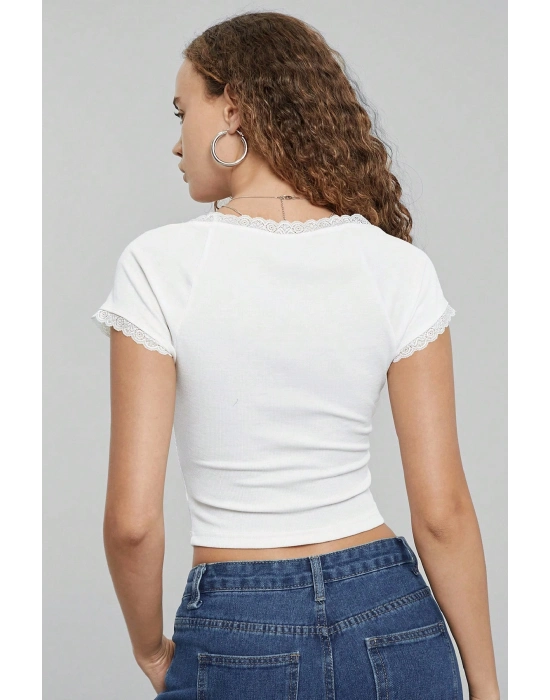 Kadın Beyaz Göğsü ve Kolları Dantelli Fiyonklu Kısa Kol Crop Top Bluz – Şık, Rahat ve Kolay Kombinlenebilir