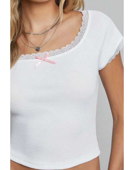 Kadın Beyaz Göğsü ve Kolları Dantelli Fiyonklu Kısa Kol Crop Top Bluz – Şık, Rahat ve Kolay Kombinlenebilir