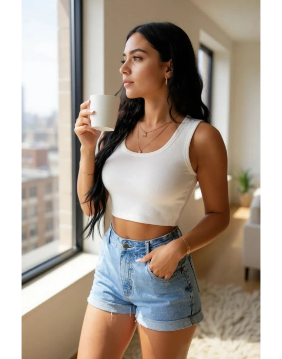 Kadın Beyaz Kare Yaka Crop Top Bluz – Şık, Rahat ve Kolay Kombinlenebilir