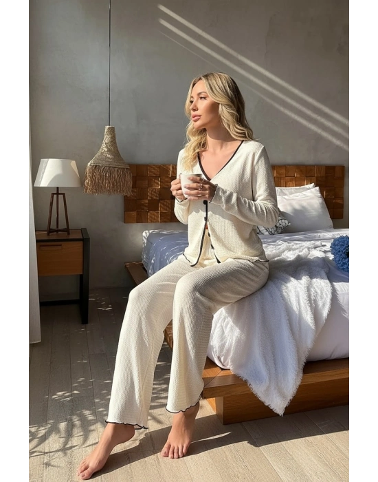 Kadın Beyaz Örme Kumaş V Yaka Düğmeli Rahat Şık Pijama Takımı