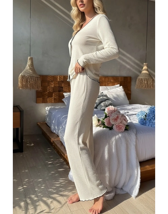 Kadın Beyaz Örme Kumaş V Yaka Düğmeli Rahat Şık Pijama Takımı