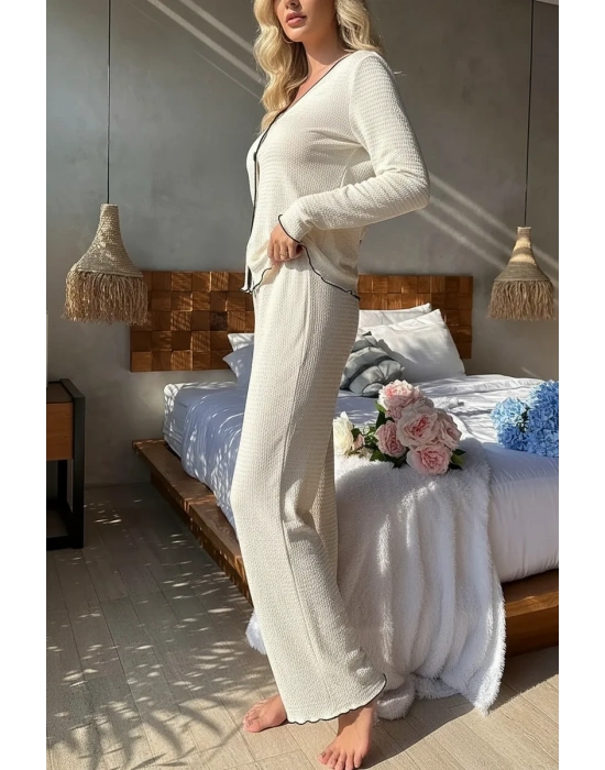 Kadın Beyaz Örme Kumaş V Yaka Düğmeli Rahat Şık Pijama Takımı