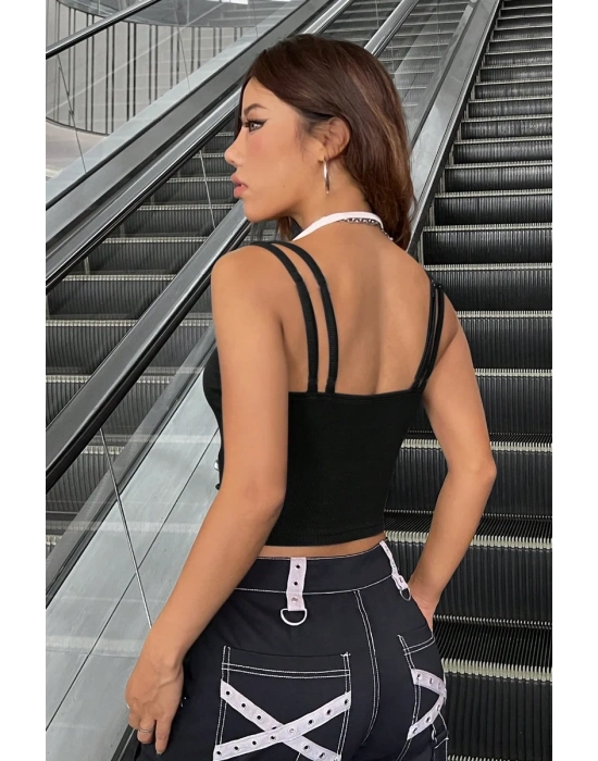 Kadın Beyaz Siyah Çift Renk Çapraz Askılı Crop Top Bluz – Şık, Rahat ve Kolay Kombinlenebilir