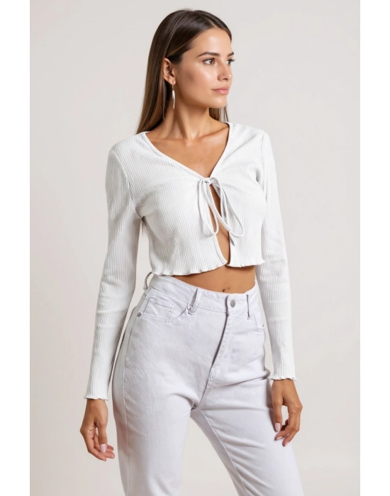 Kadın Beyaz Uzun Kollu Önden Bağlama Detaylı Crop Top Bluz – Şık, Rahat ve Kolay Kombinlenebilir