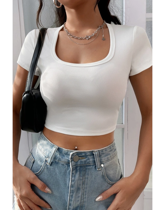 Kadın Beyaz Yarım Kol Düz Yaka Crop Top Bluz – Şık, Rahat ve Kolay Kombinlenebilir