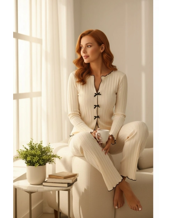 Kadın Ekru Fitilli Şık Pijama Takımı – Fiyonk Detaylı Rahat Ev Giyim Seti