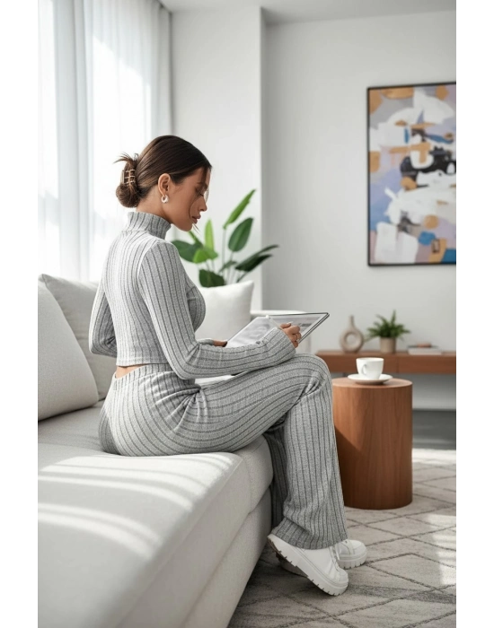 Kadın Gri Çizgili Boğazlı Crop Top ve Yüksek Bel Pantolon Takım