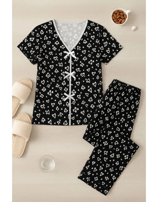 Kadın Siyah Beyaz Kalp Desenli Fiyonklu Kısa Kollu Pijama Takımı