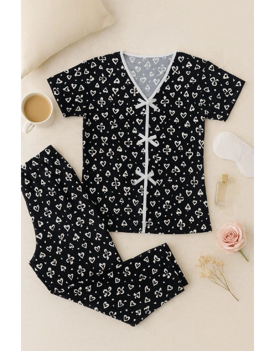 Kadın Siyah Beyaz Kalp Desenli Fiyonklu Kısa Kollu Pijama Takımı