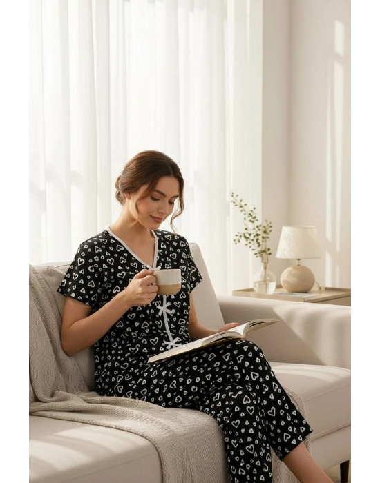 Kadın Siyah Beyaz Kalp Desenli Fiyonklu Kısa Kollu Pijama Takımı – Rahat, Şık ve 4 Mevsim Kullanım