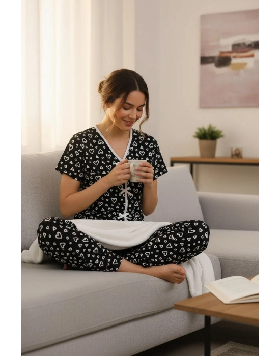 Kadın Siyah Beyaz Kalp Desenli Fiyonklu Kısa Kollu Pijama Takımı – Rahat, Şık ve 4 Mevsim Kullanım