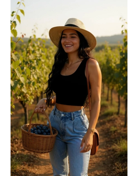 Kadın Siyah Kare Yaka Crop Top Bluz – Şık, Rahat ve Kolay Kombinlenebilir