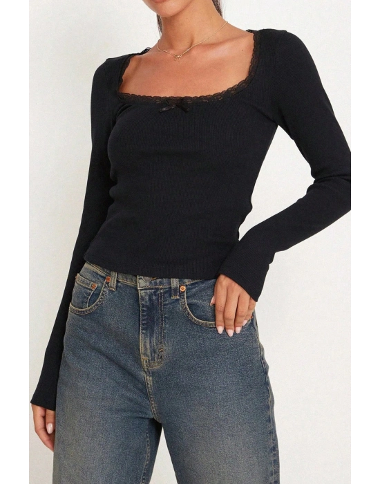 Kadın Siyah Kare Yaka Dantelli Uzun Kollu Crop Top Bluz – Şık, Rahat ve Kolay Kombinlenebilir
