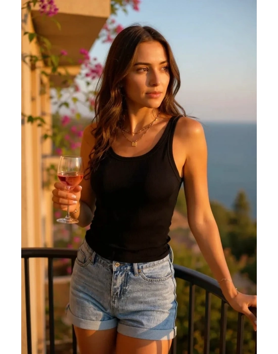 Kadın Siyah Kolsuz Kalın Askılı Uzun Crop Top Bluz & Atlet – Şık, Rahat ve Kolay Kombinlenebilir