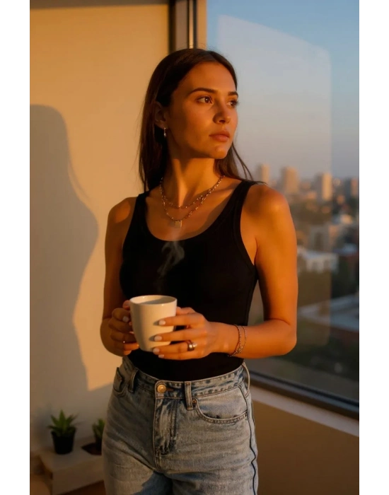 Kadın Siyah Kolsuz Kalın Askılı Uzun Crop Top Bluz & Atlet – Şık, Rahat ve Kolay Kombinlenebilir