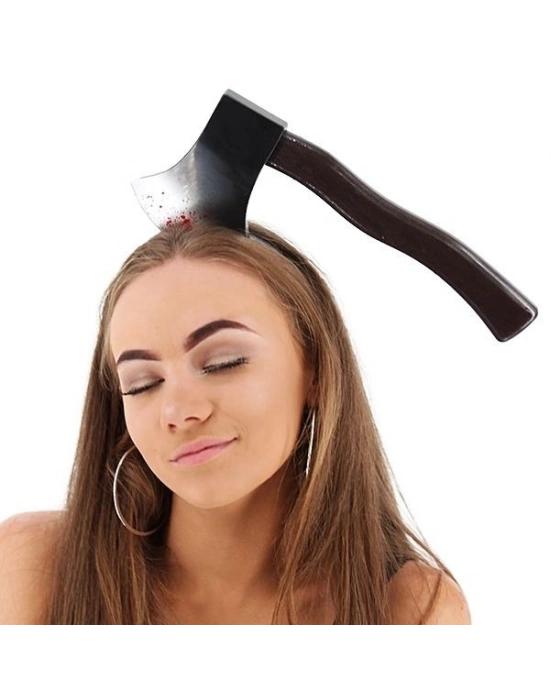 Kafaya Saplanmış Kanlı Balta Şaka Tacı