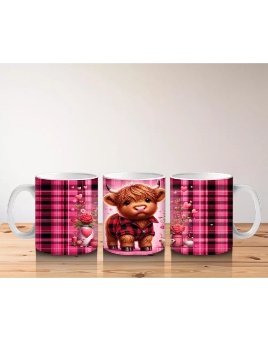 Kalplerle Süslenmiş Kareli Fon Önünde Tatlı Buzağı – Baskılı Kahve Kupası