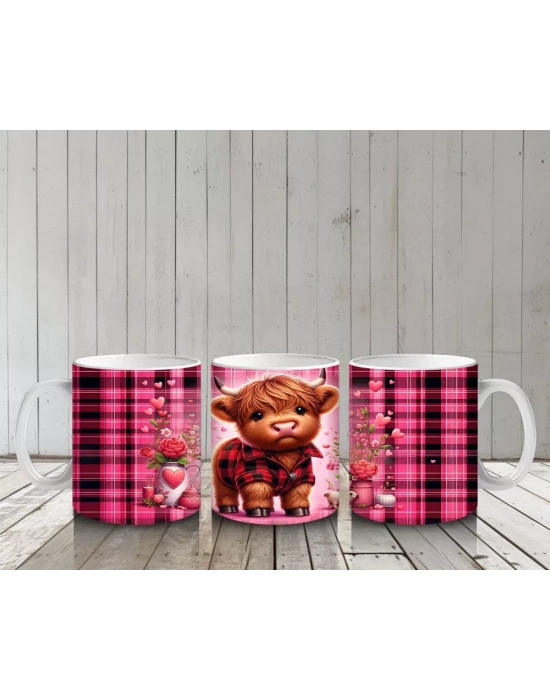 Kalplerle Süslenmiş Kareli Fon Önünde Tatlı Buzağı – Baskılı Kahve Kupası