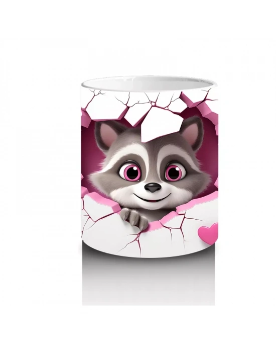 Kalpli Çatlaklı Duvar Önünde Sevimli Rakun – Baskılı Kahve Kupası