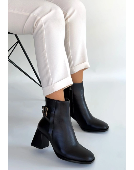 Kanda Siyah Cilt Topuklu Bot