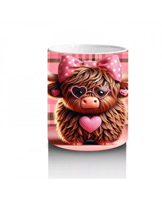 Kareli Fon Önünde Kalp Tutan Tatlı Buzağı – Baskılı Kahve Kupası