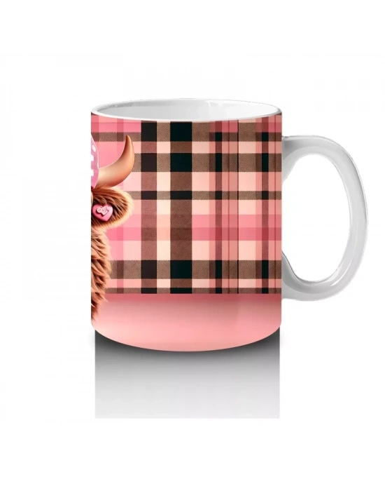 Kareli Fon Önünde Kalp Tutan Tatlı Buzağı – Baskılı Kahve Kupası