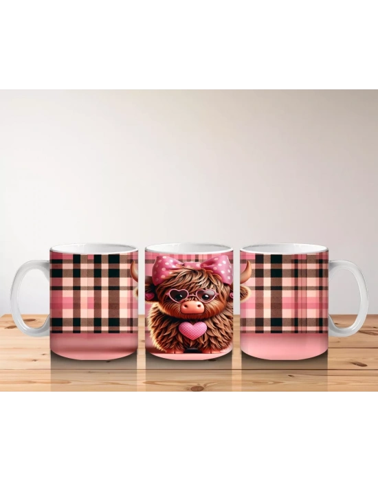 Kareli Fon Önünde Kalp Tutan Tatlı Buzağı – Baskılı Kahve Kupası