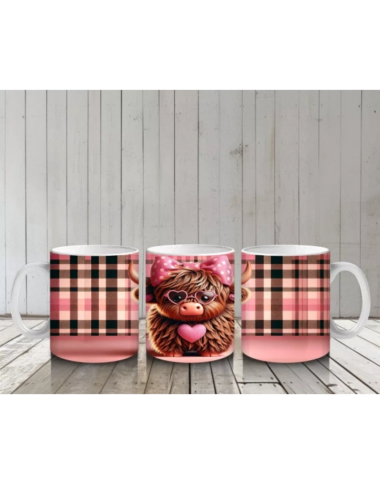 Kareli Fon Önünde Kalp Tutan Tatlı Buzağı – Baskılı Kahve Kupası