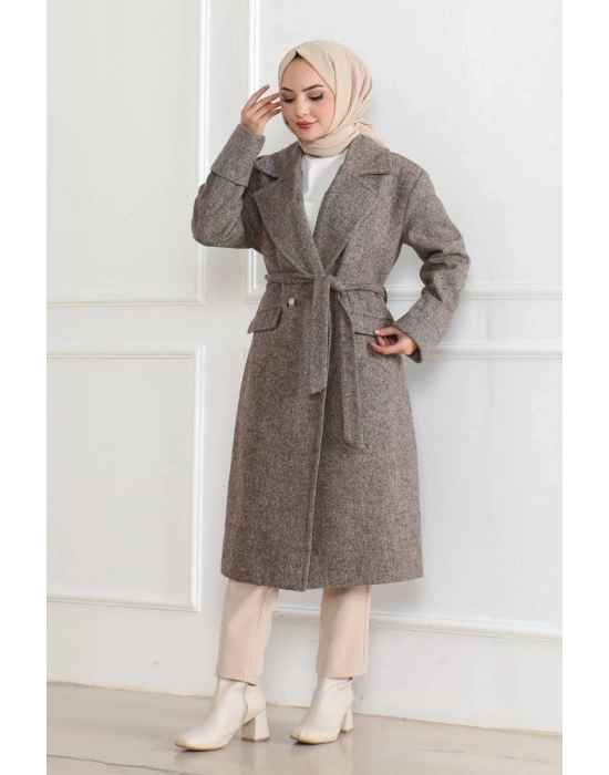 Kaşe Kaban – Uzun Boy Kruvaze Yaka Kuşaklı Tesettür Kaşe Kışlık Kaban, Astarlı Şık Yünlü Dokuma Oversize Rahat Kalıp Cepli Düğmeli Modern Kap Modeli - Vizon