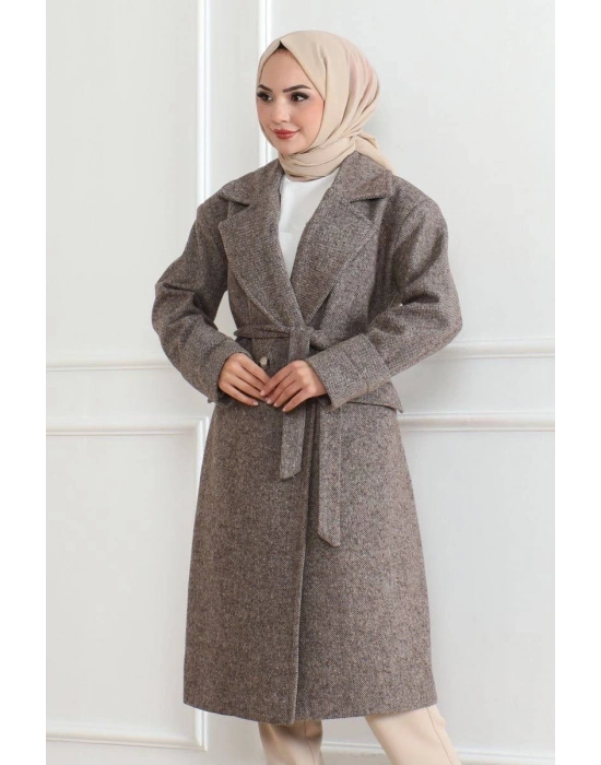 Kaşe Kaban – Uzun Boy Kruvaze Yaka Kuşaklı Tesettür Kaşe Kışlık Kaban, Astarlı Şık Yünlü Dokuma Oversize Rahat Kalıp Cepli Düğmeli Modern Kap Modeli - Vizon