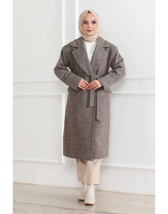 Kaşe Kaban – Uzun Boy Kruvaze Yaka Kuşaklı Tesettür Kaşe Kışlık Kaban, Astarlı Şık Yünlü Dokuma Oversize Rahat Kalıp Cepli Düğmeli Modern Kap Modeli - Vizon