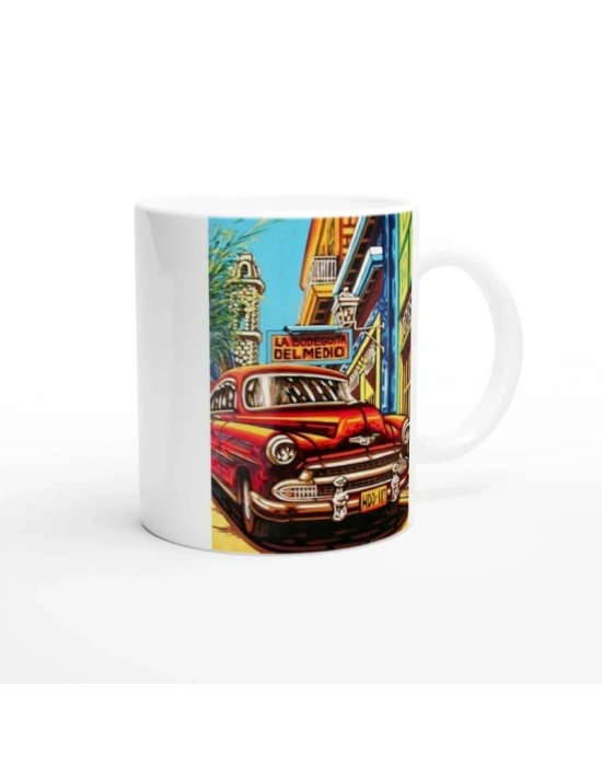 Küba Sokaklarında Kırmızı Klasik Araba Kupa