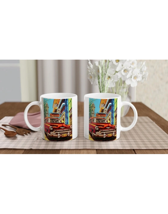 Küba Sokaklarında Kırmızı Klasik Araba Kupa