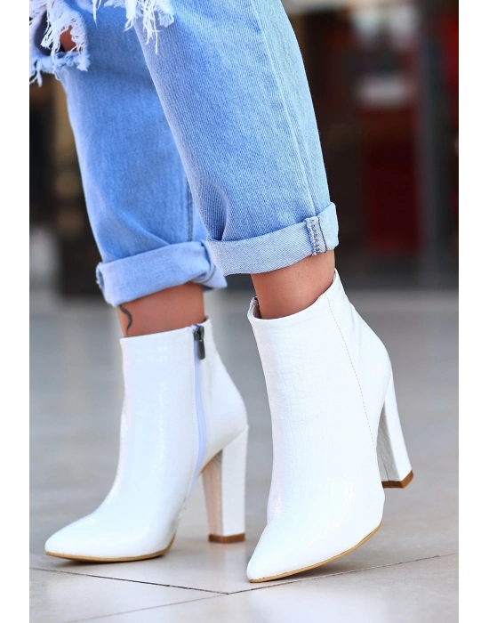 Loora Beyaz Rugan Desenli Topuklu Bot
