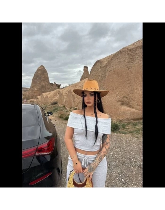 Madonna yaka bol paça pantolonlu takım