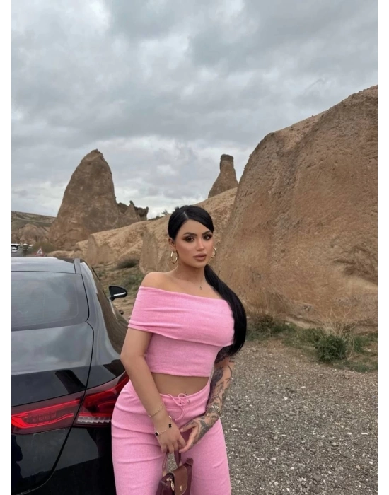 Madonna yaka bol paça pantolonlu takım