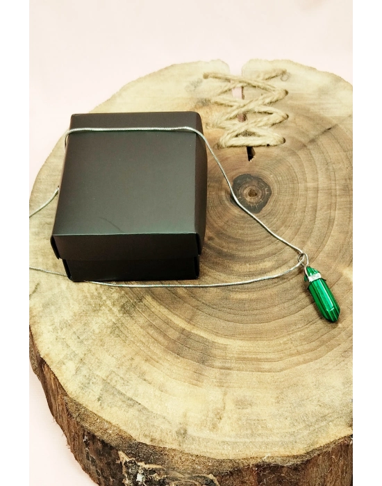 Malahit Doğal Taşı Zincirli El Yapımı Tasarımlı Kolye Uç: 3,5 cm Zincir: 20 cm Kutulu