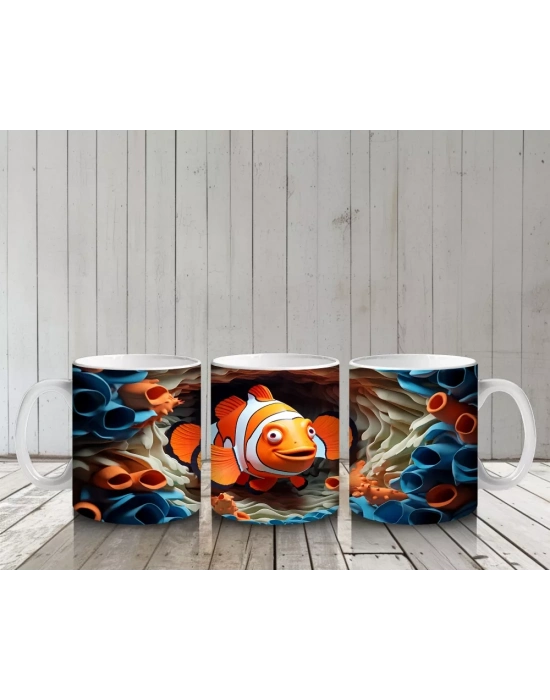 Mercanlar Arasında Yüzen Neşeli Palyaço Balığı – Baskılı Kahve Kupası