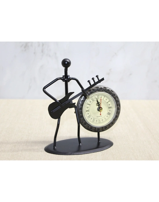 Metal Saatli Gitar Çalan Müzisyen