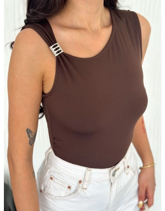 Osy Modal Yumuşak Dokulu Kumaş Bisiklet Yaka Kadın Sıfır Kol Bluz Omuz Toka Aksesuar Detaylı - Kahverengi