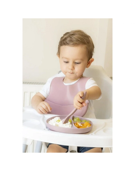 Pembe 3’lü Silikon Yemek Seti – Önlük + Diş Kaşıyıcılı Kaşık + Vakumlu Tabak