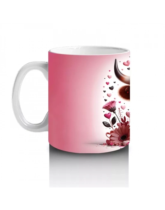 Pembe Çiçekler ve Kalplerle Süslenmiş Şapkalı Buzağı – Baskılı Kahve Kupası