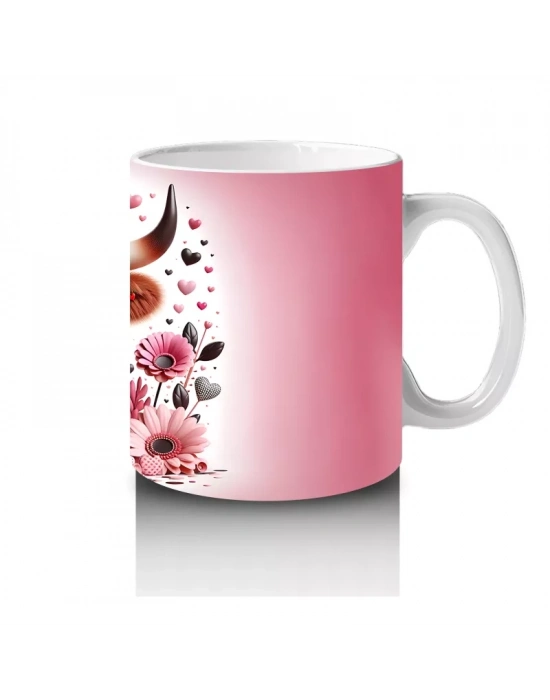 Pembe Çiçekler ve Kalplerle Süslenmiş Şapkalı Buzağı – Baskılı Kahve Kupası