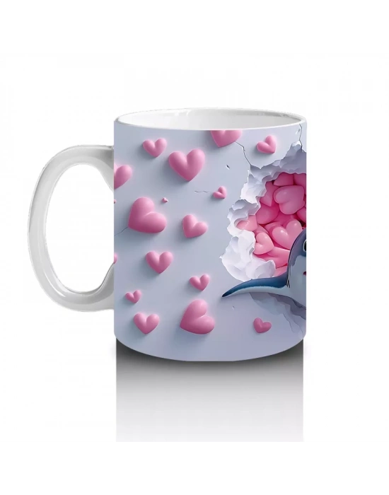 Pembe Kalpler Arasında Bakan Sevimli Köpek Balığı – Baskılı Kahve Kupası