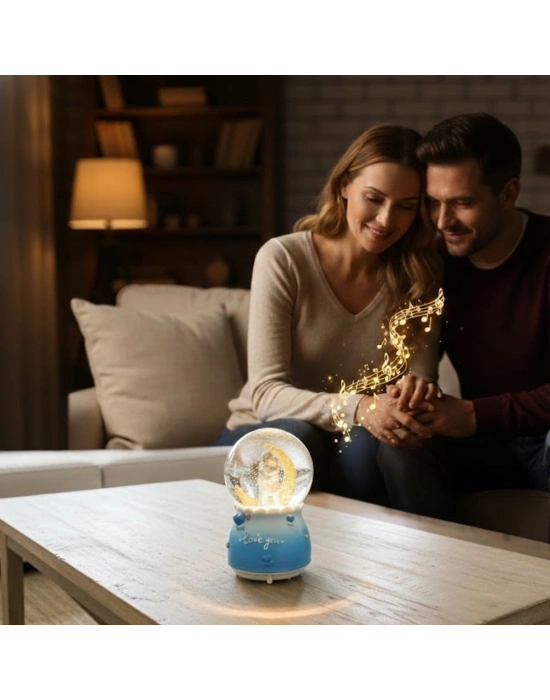 ® Pilli Işıklı Müzikli Kar Küresi–Hilal Ay Figürlü Romantik Masaüstü Biblo, LED Aydınlatmalı Dekoratif Hediyelik Kar Küresi