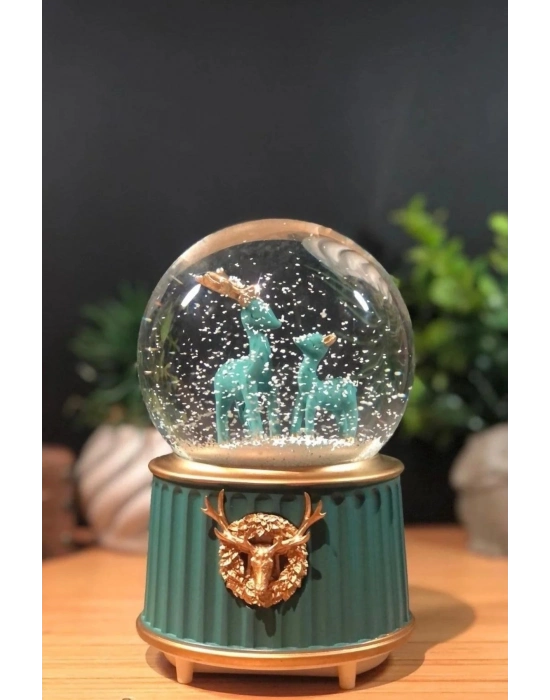 ® Pilli Işıklı Müzikli Kar Küresi–İki Geyikli Yeşil Figürlü Eğlenceli Masaüstü Biblo, LED Aydınlatmalı Dekoratif Hediyelik Kar Küresi